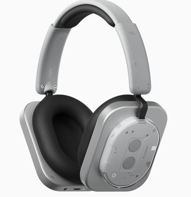 무선 헤드폰 비교 후보 중 반투명 사각 이어컵을 갖춘 흰색 Nothing Headphone (1)