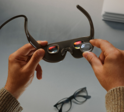 메타 VR 안경은 마이크로 OLED 패널 기반의 5K 인피니트 디스플레이를 탑재 하여 픽셀 밀도 가 37ppi 에 달해 놀라운 선명도 와 디테일을 제공 합니다.