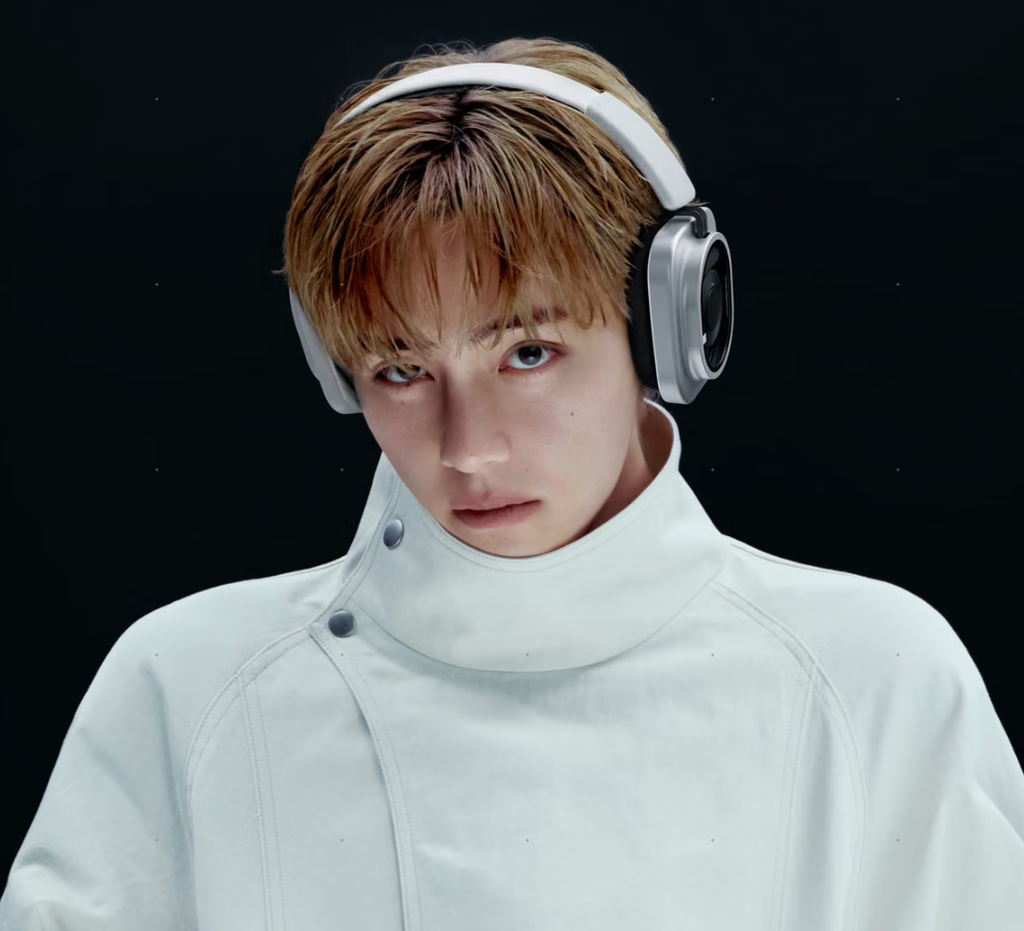 낫띵 Headphone (1) Pro 전용 모델 BTS 모습