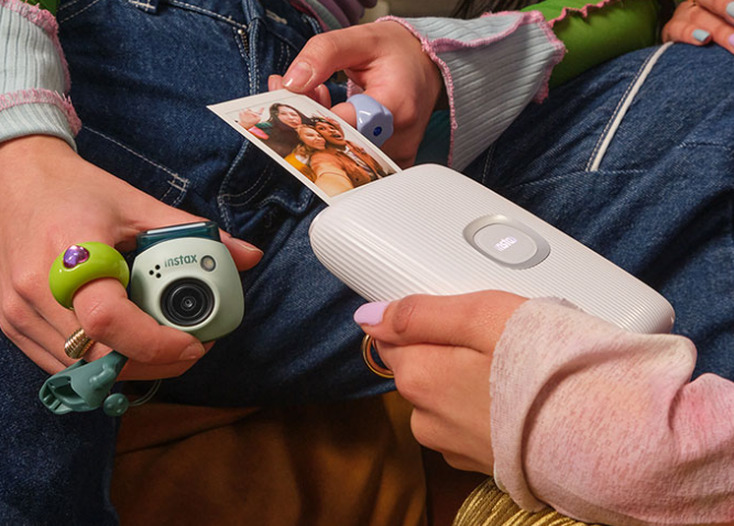 이전 세대 instax Pal과 별도 Link 프린터로 사진을 출력하는 모습