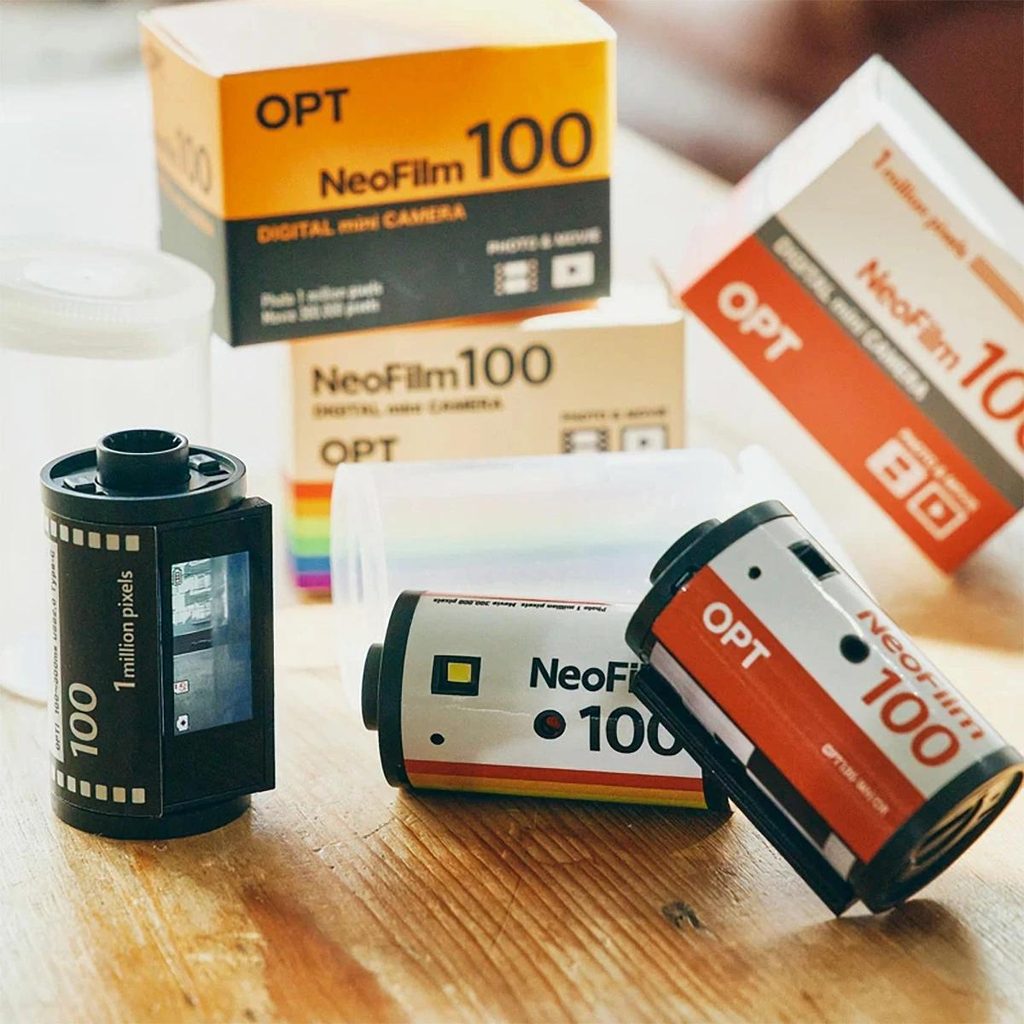 Analog Capsule Camera 를 손에 들면 여느 35mm 필름처럼 보입니다. 하지만 사실은 그렇지 않습니다.

아날로그 캡슐은 디지털 카메라의 편리함을 포기하지 않으면서도 아날로그 사진 특유의 질감과 불완전함을 포착하는 디지털 카메라입니다. 원통형 본체부터 포장 상자까지 모든 디테일이 클래식 필름 카메라의 느낌을 극대화합니다.