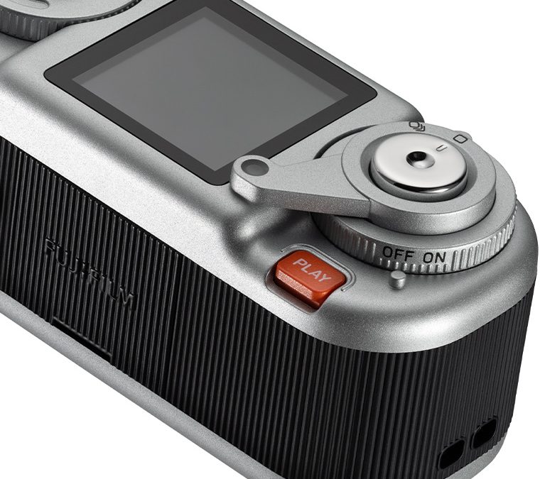 instax Pal 2 상단 LCD와 다이얼, 필터 선택 레버를 확대한 제품 사진